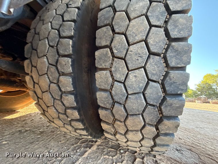 image for item EU3887 2005 Volvo VHD hydrovac truck