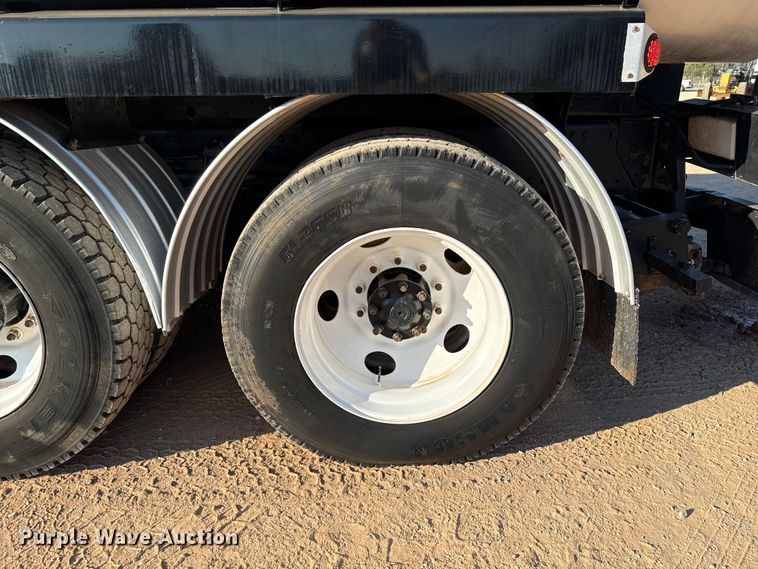 image for item EU3887 2005 Volvo VHD hydrovac truck