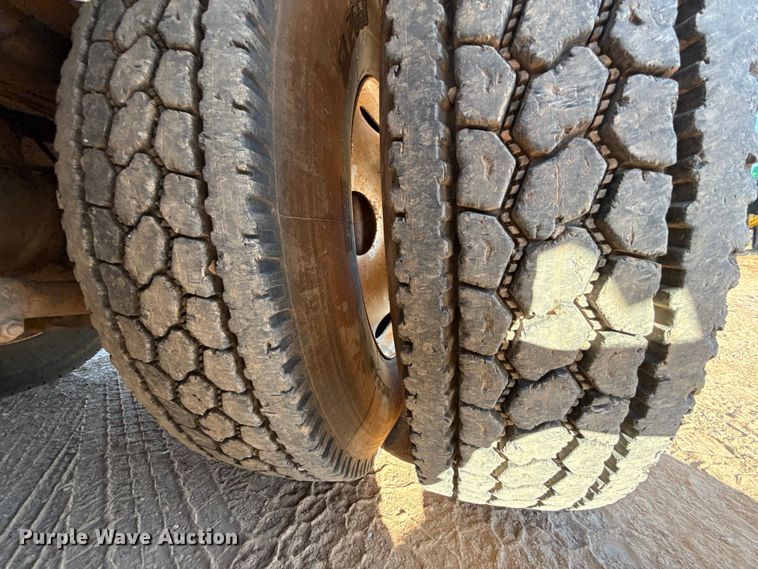 image for item EU3887 2005 Volvo VHD hydrovac truck