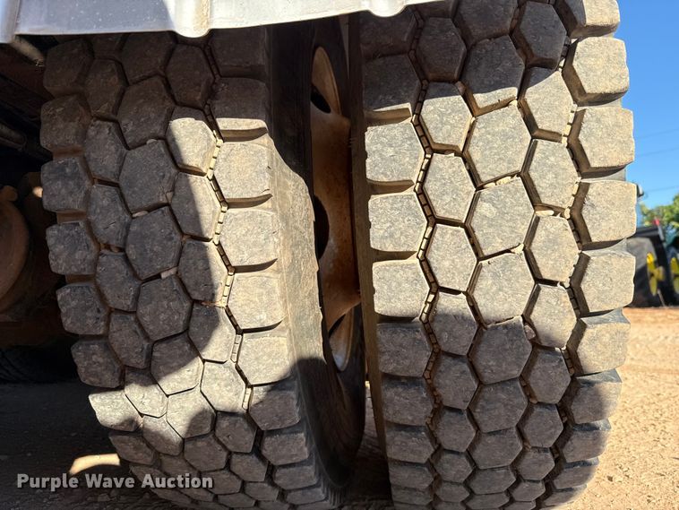 image for item EU3887 2005 Volvo VHD hydrovac truck