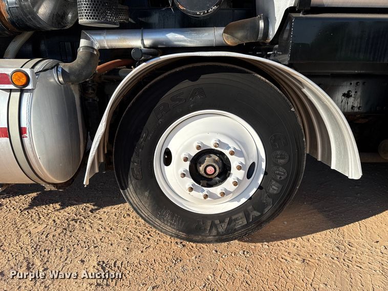 image for item EU3887 2005 Volvo VHD hydrovac truck