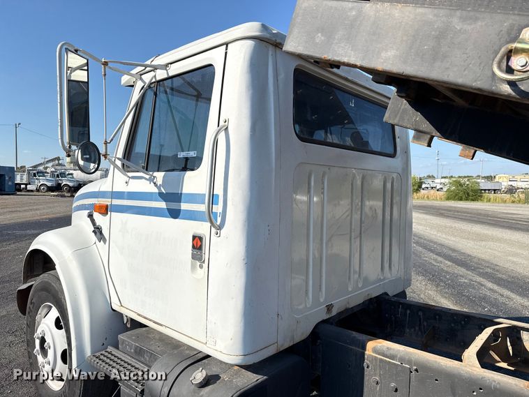 image for item EU5016 1990 International 4700  dump flatbed truck