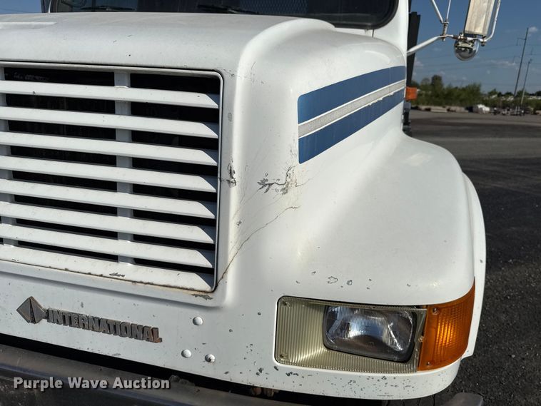 image for item EU5016 1990 International 4700  dump flatbed truck