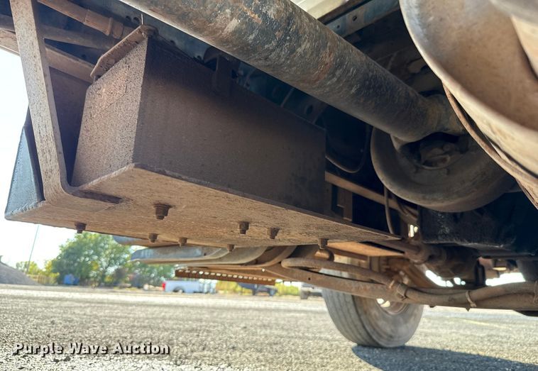 image for item EU5016 1990 International 4700  dump flatbed truck