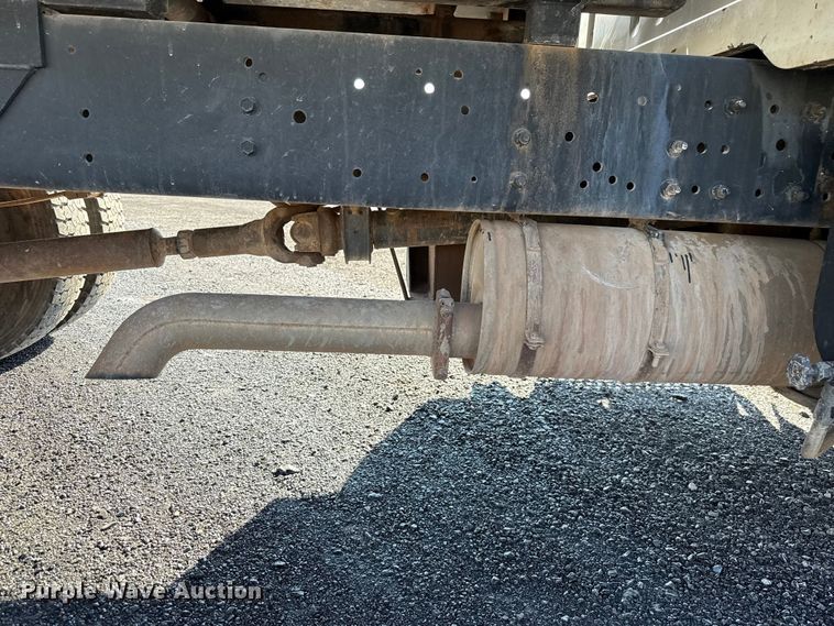 image for item EU5016 1990 International 4700  dump flatbed truck