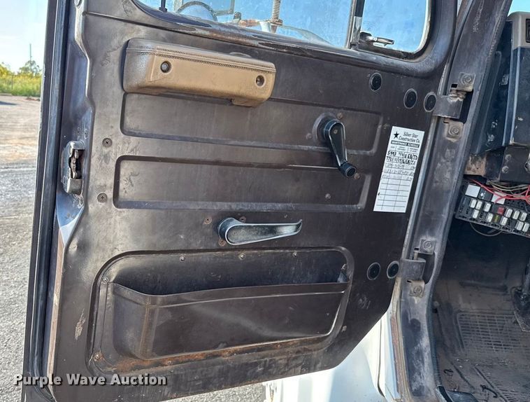 image for item EU5016 1990 International 4700  dump flatbed truck