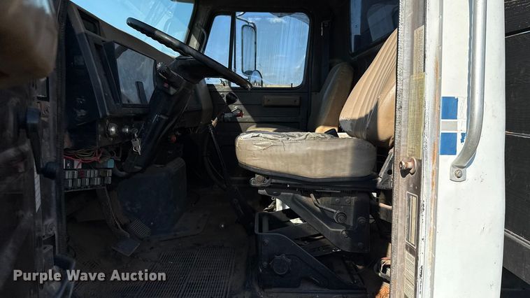 image for item EU5016 1990 International 4700  dump flatbed truck