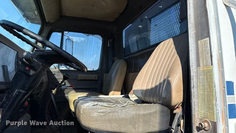 image for item EU5016 1990 International 4700  dump flatbed truck