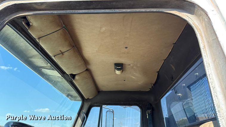 image for item EU5016 1990 International 4700  dump flatbed truck