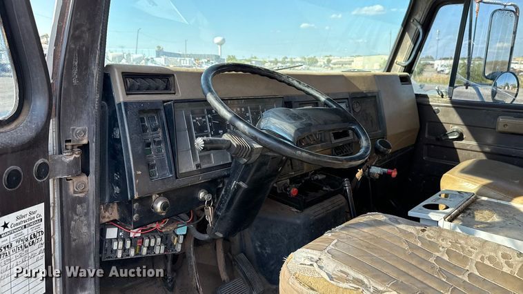 image for item EU5016 1990 International 4700  dump flatbed truck