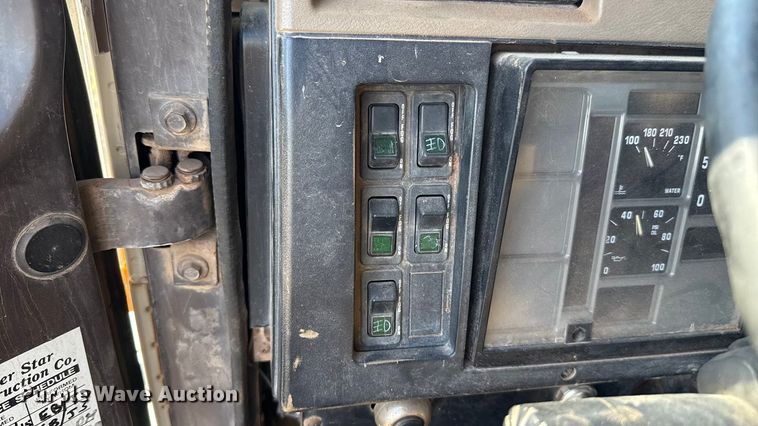 image for item EU5016 1990 International 4700  dump flatbed truck