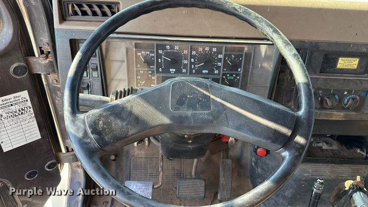 image for item EU5016 1990 International 4700  dump flatbed truck