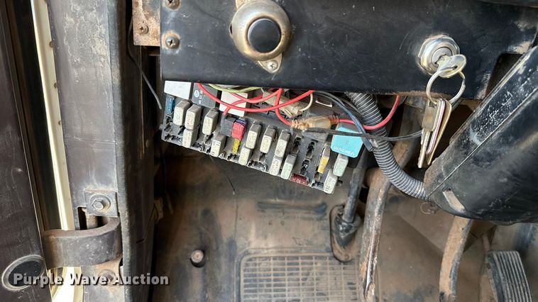 image for item EU5016 1990 International 4700  dump flatbed truck