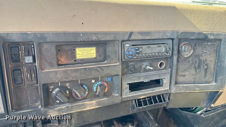 image for item EU5016 1990 International 4700  dump flatbed truck