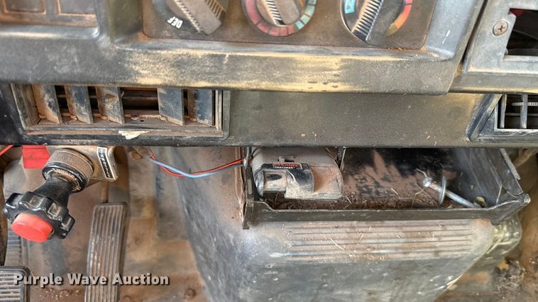 image for item EU5016 1990 International 4700  dump flatbed truck