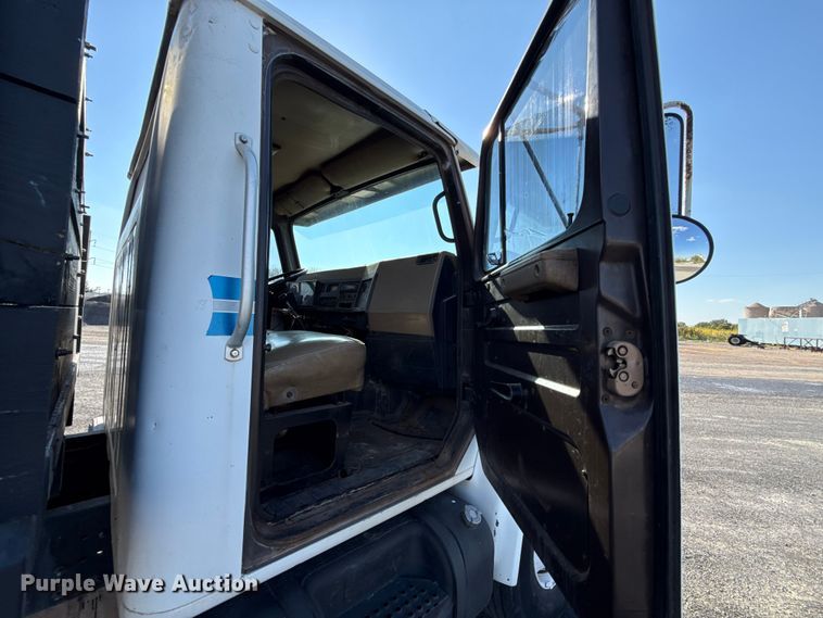 image for item EU5016 1990 International 4700  dump flatbed truck