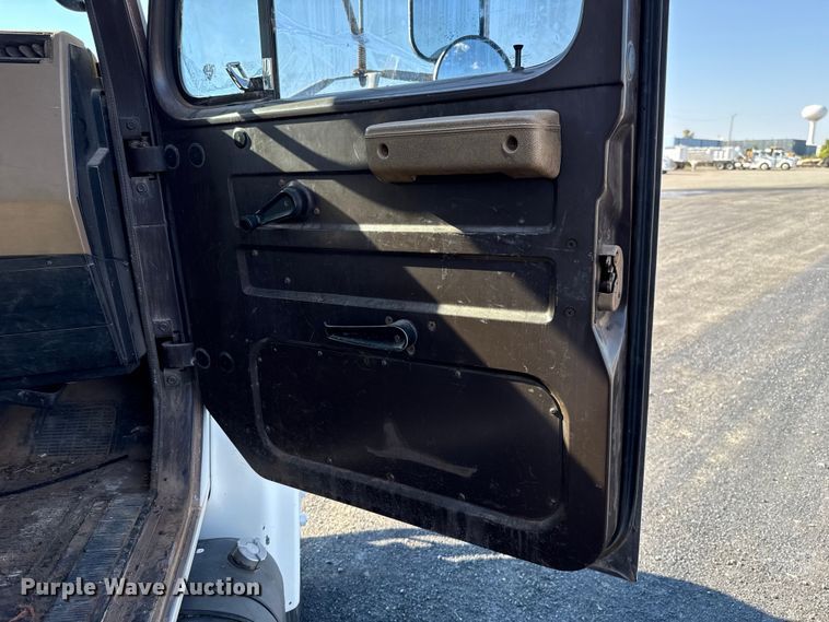 image for item EU5016 1990 International 4700  dump flatbed truck