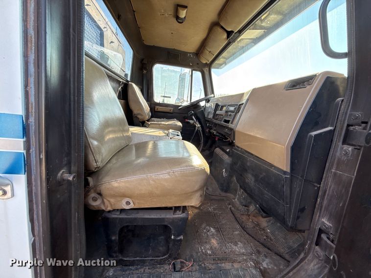 image for item EU5016 1990 International 4700  dump flatbed truck