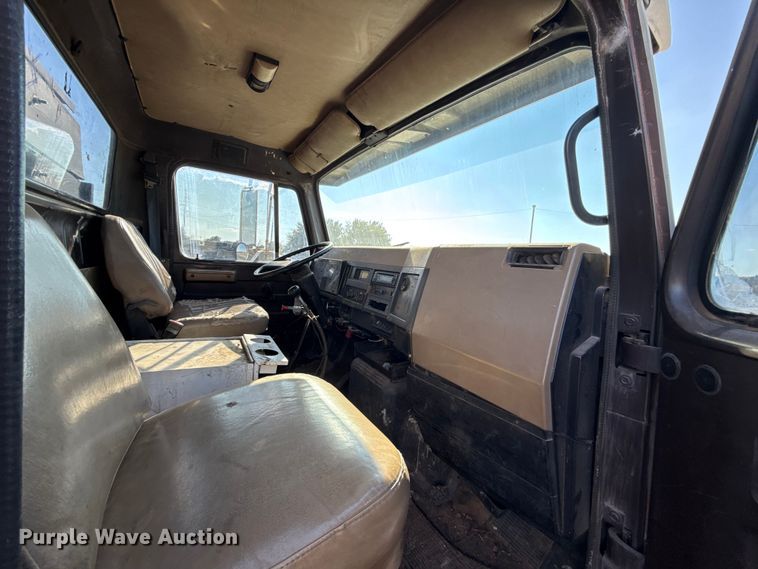 image for item EU5016 1990 International 4700  dump flatbed truck