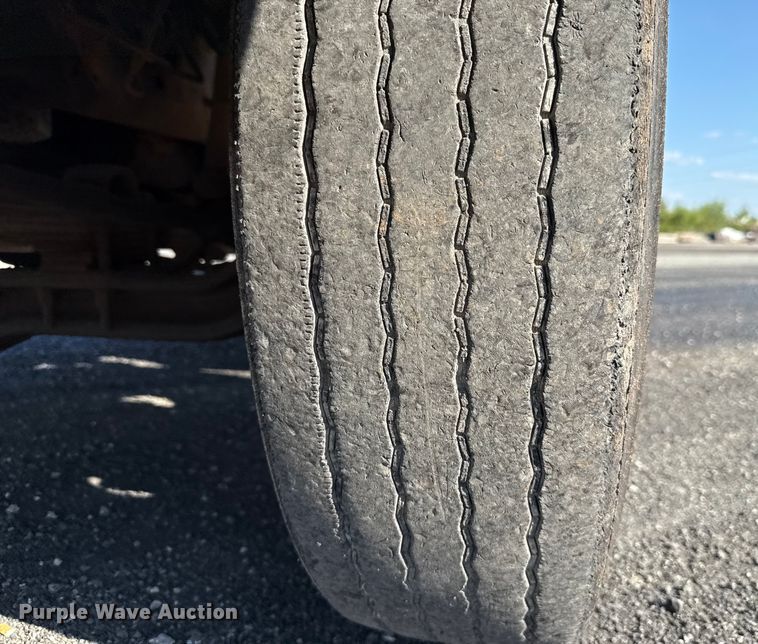 image for item EU5016 1990 International 4700  dump flatbed truck