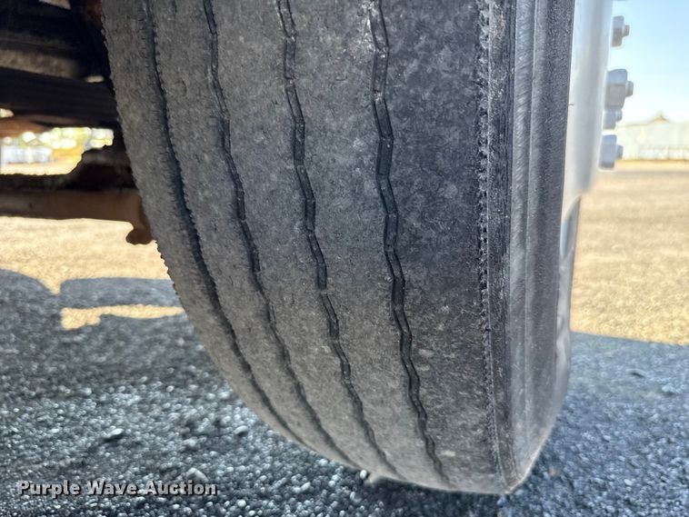 image for item EU5016 1990 International 4700  dump flatbed truck