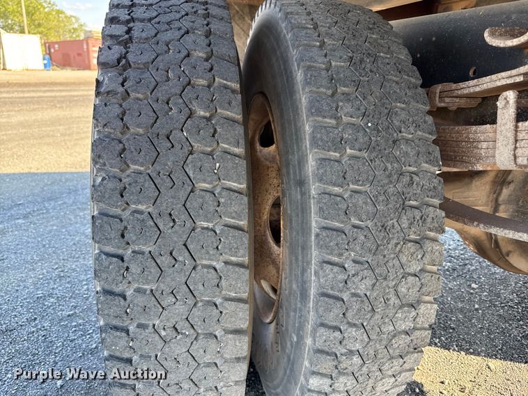 image for item EU5016 1990 International 4700  dump flatbed truck