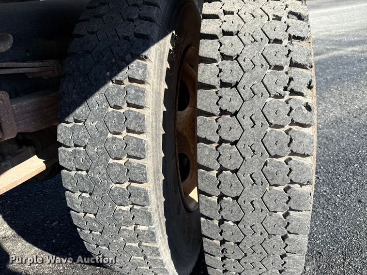 image for item EU5016 1990 International 4700  dump flatbed truck