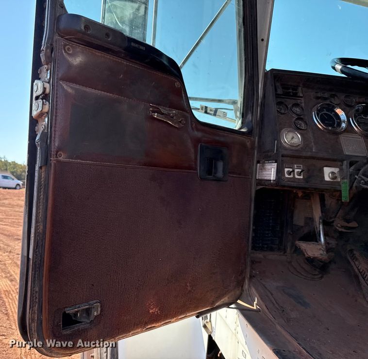 image for item EU5086 1996 Kenworth W900B roll-off container truck