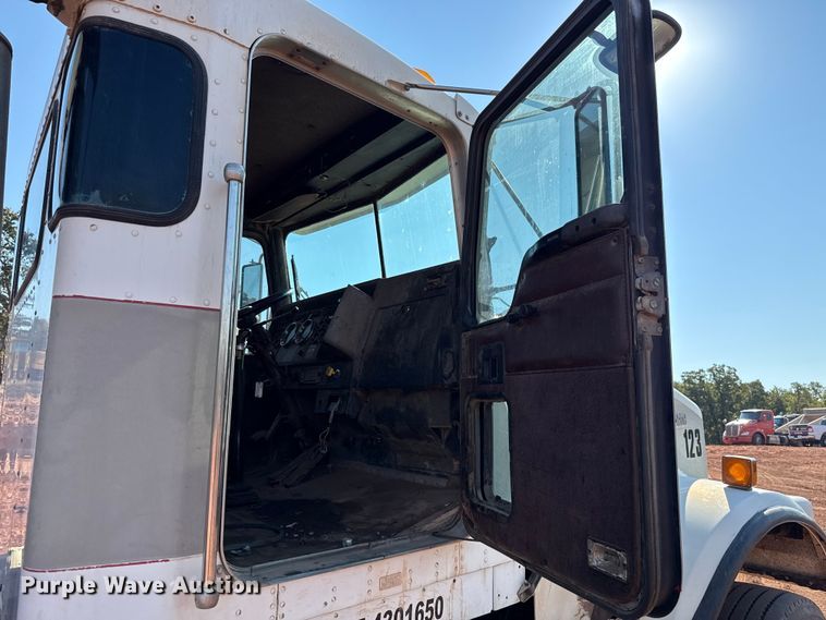 image for item EU5086 1996 Kenworth W900B roll-off container truck