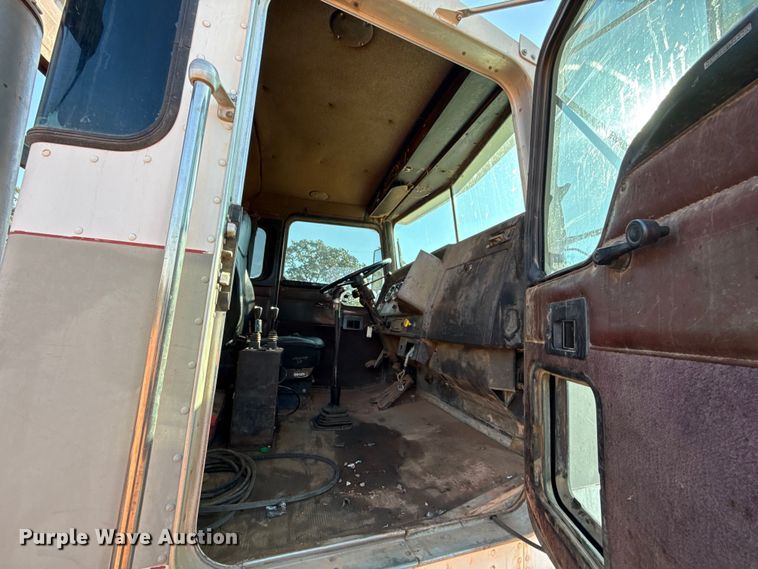 image for item EU5086 1996 Kenworth W900B roll-off container truck