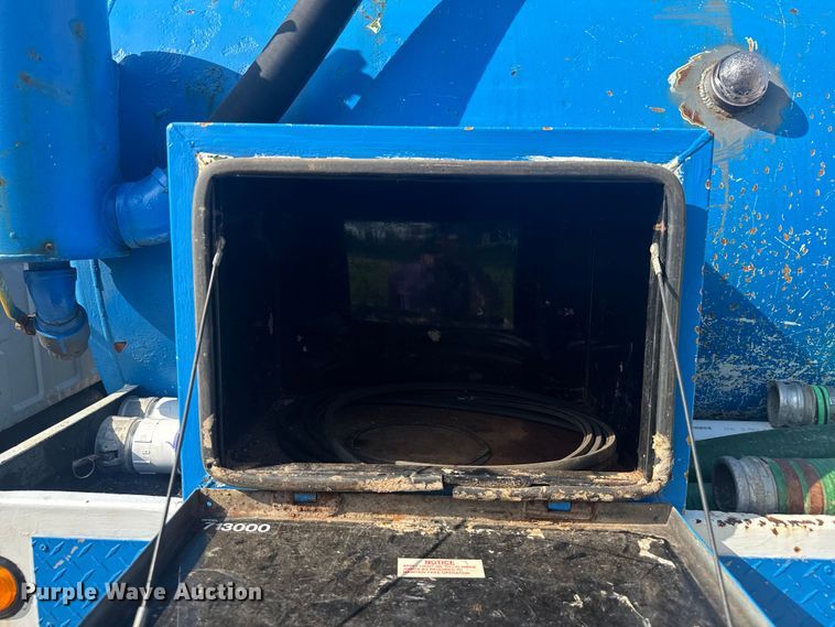 image for item EV2000 2000 Ford F650 Super Duty XL vacuum truck