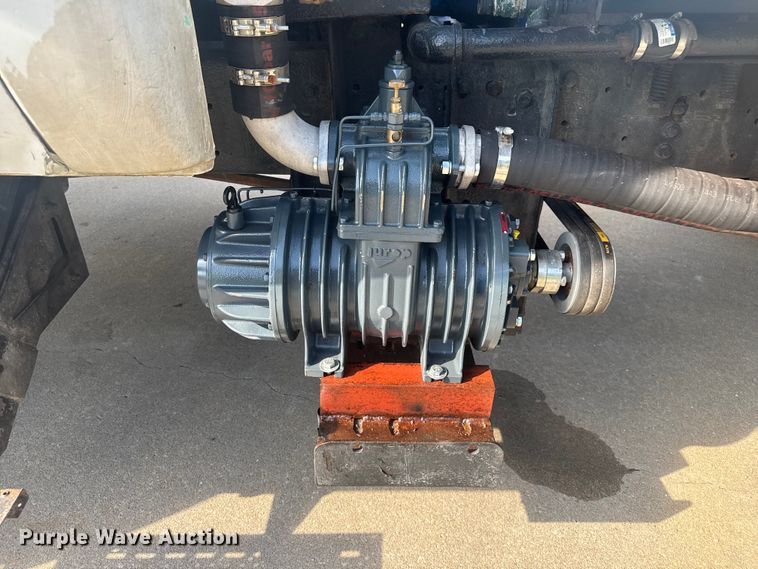 image for item EV2000 2000 Ford F650 Super Duty XL vacuum truck