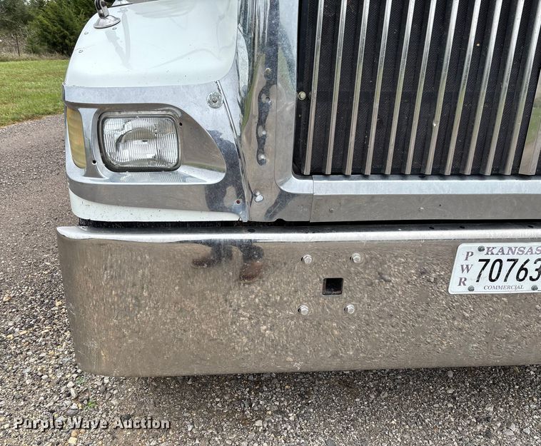 image for item EV3075 2007 International 9900i semi truck