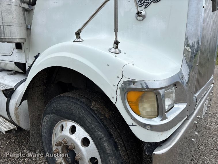 image for item EV3075 2007 International 9900i semi truck
