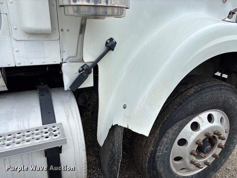 image for item EV3075 2007 International 9900i semi truck