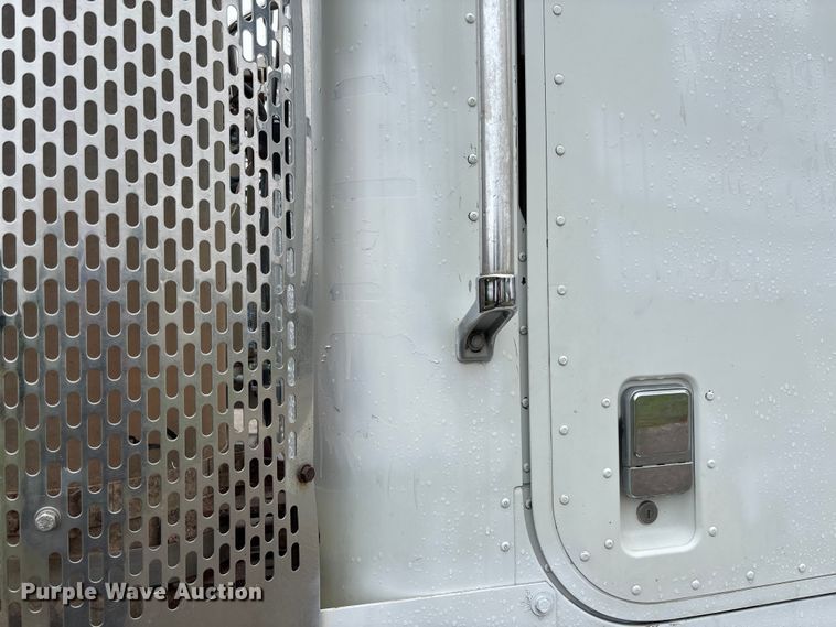 image for item EV3075 2007 International 9900i semi truck