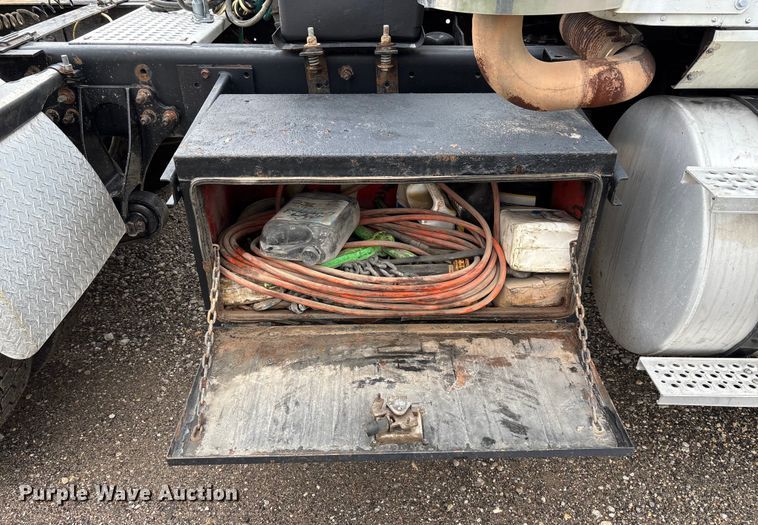 image for item EV3075 2007 International 9900i semi truck