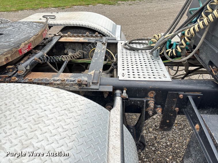 image for item EV3075 2007 International 9900i semi truck