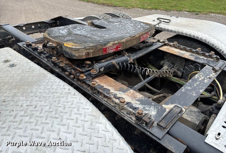 image for item EV3075 2007 International 9900i semi truck