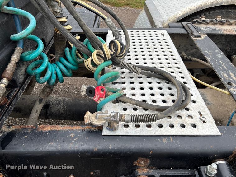 image for item EV3075 2007 International 9900i semi truck