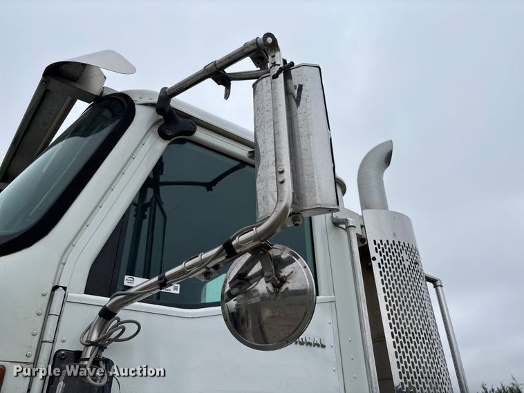 image for item EV3075 2007 International 9900i semi truck