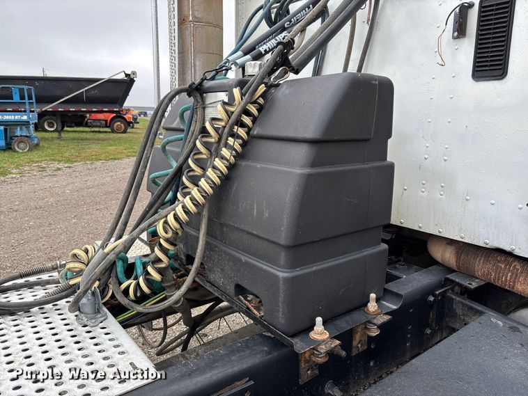 image for item EV3075 2007 International 9900i semi truck