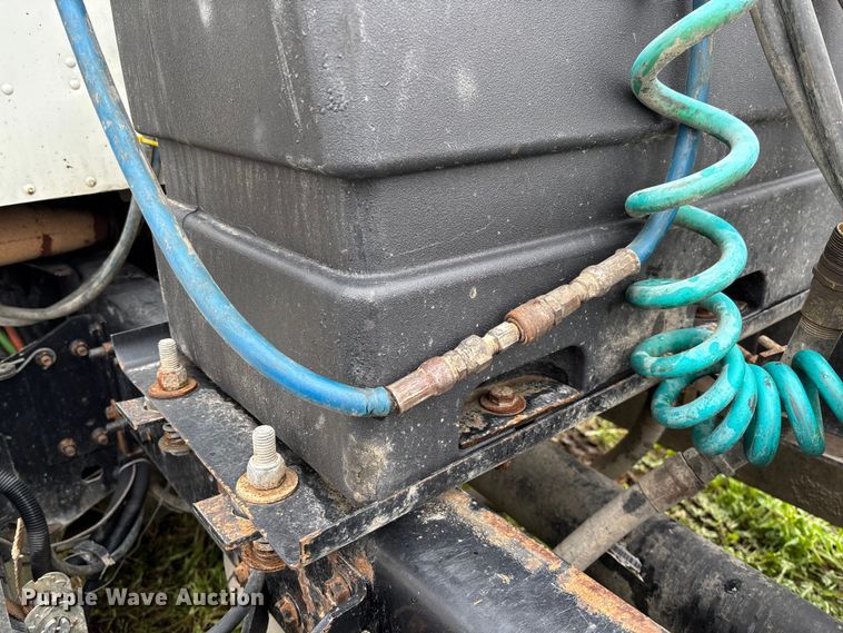 image for item EV3075 2007 International 9900i semi truck