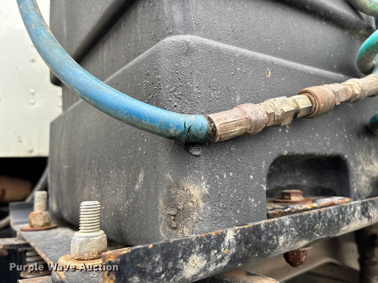 image for item EV3075 2007 International 9900i semi truck