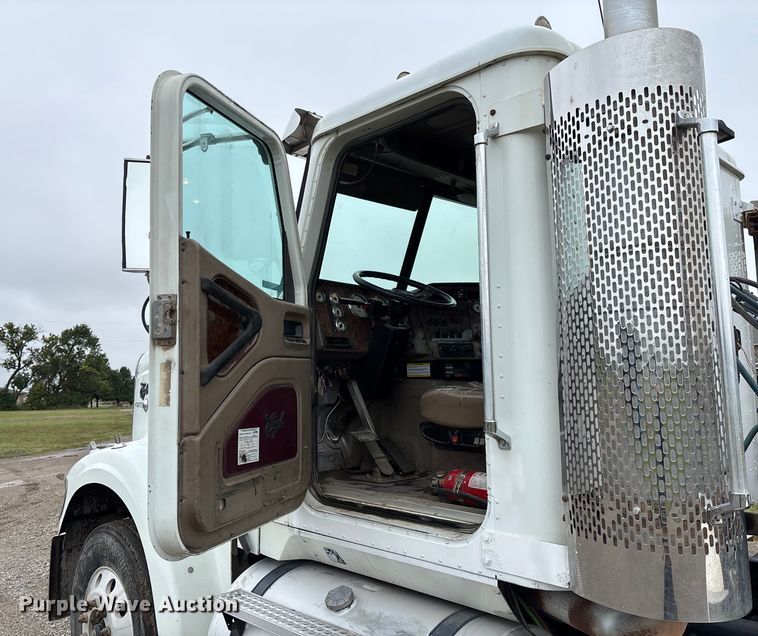 image for item EV3075 2007 International 9900i semi truck