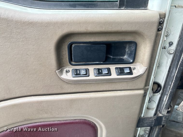 image for item EV3075 2007 International 9900i semi truck