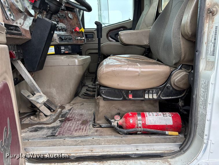 image for item EV3075 2007 International 9900i semi truck