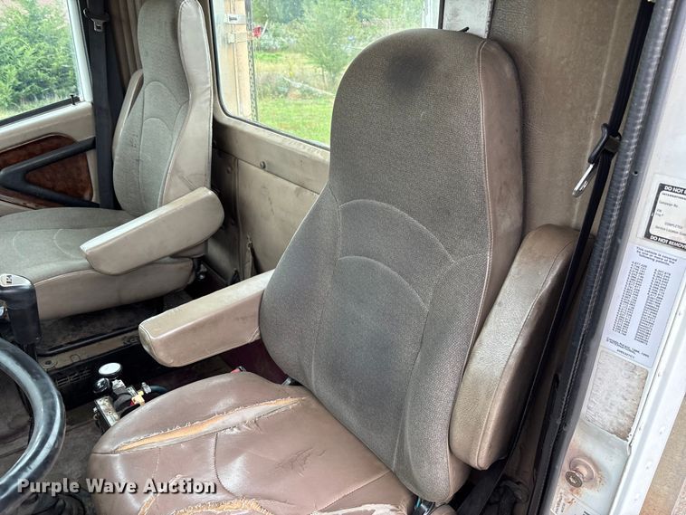 image for item EV3075 2007 International 9900i semi truck