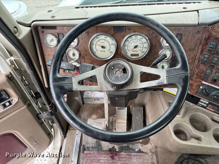 image for item EV3075 2007 International 9900i semi truck