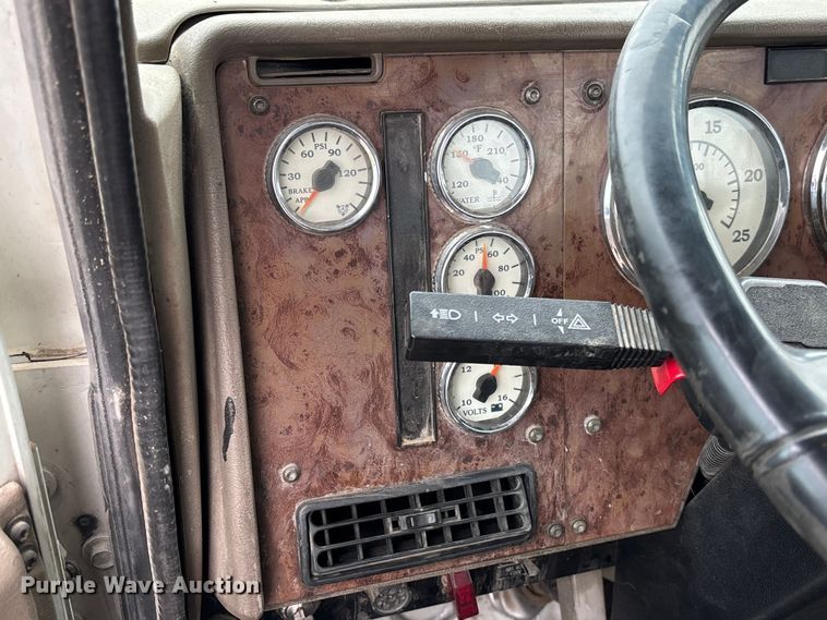 image for item EV3075 2007 International 9900i semi truck